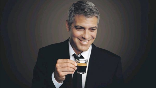 George Clooney en la campaña Nespresso. ¿Quién se puede resistir a tomar un café con este guapo canoso?