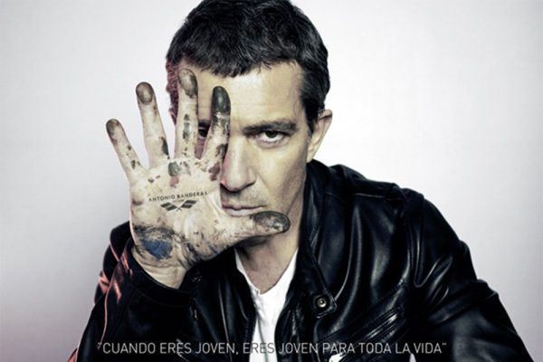 Antonio Banderas. Nuestro español más internacional protagoniza diferentes campañas publicitarias. Pero sin duda una de las mejores fue para la cadena de Opticalia bajo el lema 'Joven para toda la vida'.