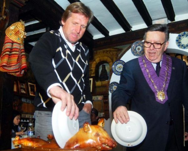 Bernd Schuster, el futbolista, participando en la mítica ceremonia de partir el cochinillo.