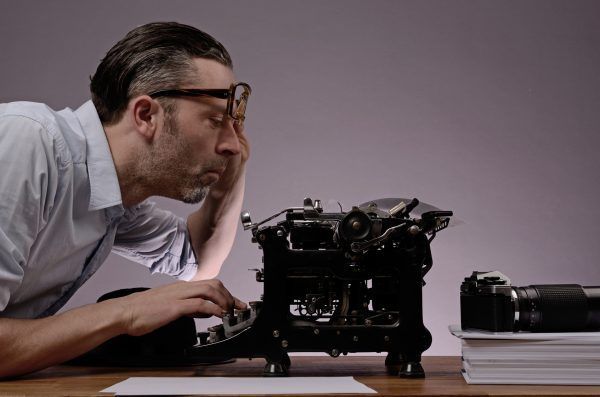 Geschftsmann mit alter Schreibmaschine