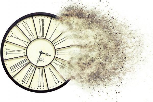 Alles im Leben ist vergnglich - eine Wanduhr lst sich in Staub auf