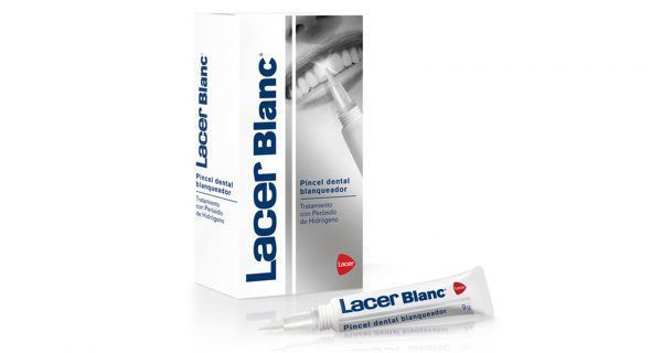 Tratamiento para blanquear los dientes mediante un sistema de pincel para una aplicación fácil y cómoda. Contiene PVP (povidona tipo de antiséptico y desinfectante) para evitar la aparición de nuevas manchas y peróxido de hidrógeno en muy baja concentración para favorecer el blanqueado. www.lacer.es 