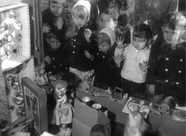 Así estábamos en los 60-70 esperando los Reyes Magos. Maravillosa foto de Santos Yubero.