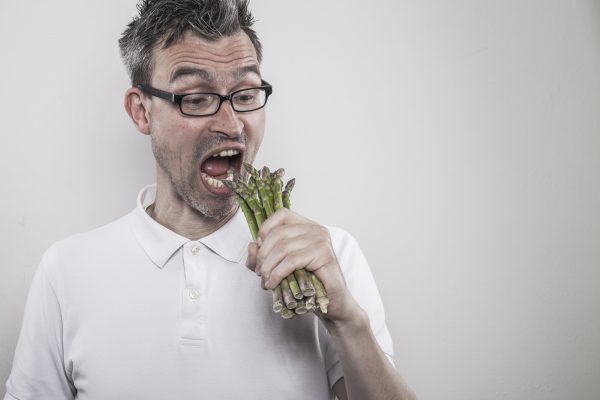 Vegetarier freut sich ber ein Bund frischen Grnspargels und will es gleich verspeisen