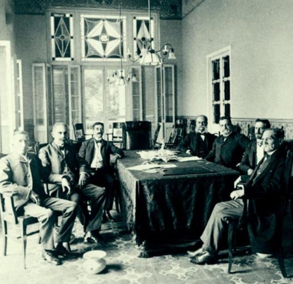 El primer Gobierno independiente, con Tomás Estrado Palma como presidente.
