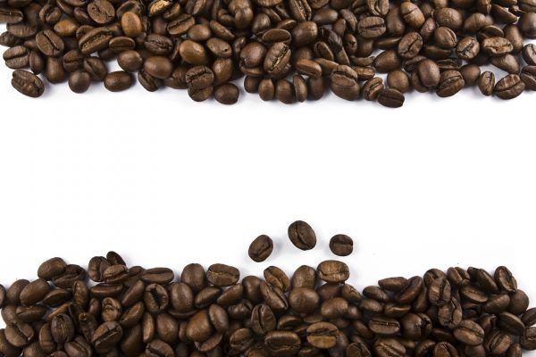Granos de cafe con fondo blanco