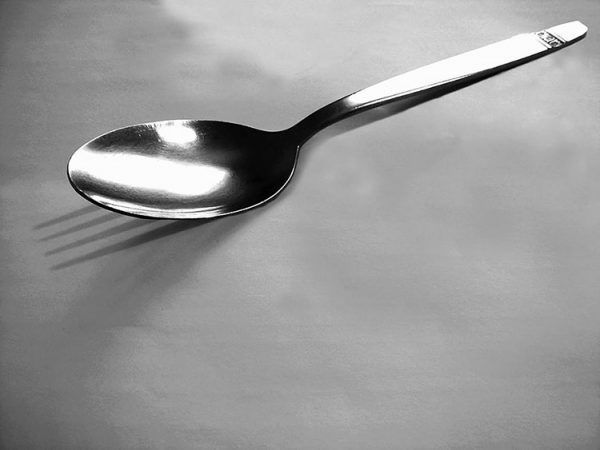 chema-madoz-cuchara otra fotografia reconocida de nuestro Premio Naciona de Fotografia