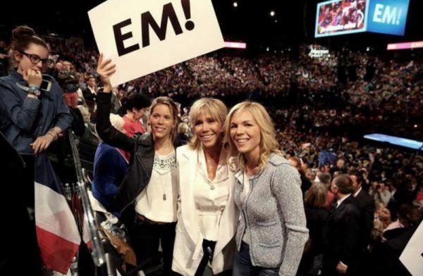 Brigitte con sus do hijas que han apoyado publicamente la campaña electoral a su padrastro