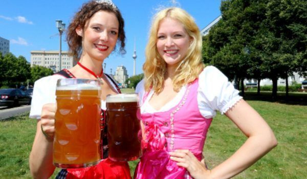 Dos sanotas alemanas nos invitamn al festival de BErlín