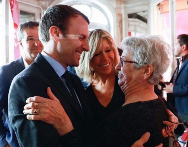 El político con su abuela, y al fondo Brigitte