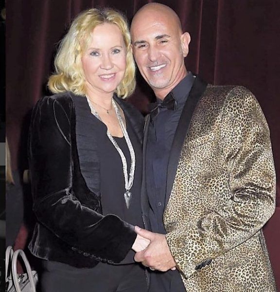 Agnetha recientemente con uno de sus acompañantes