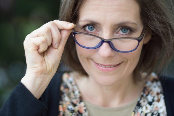 femme lgante avec ses lunettes de vue