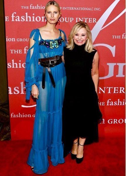 Julie, con Karolina Kurkova