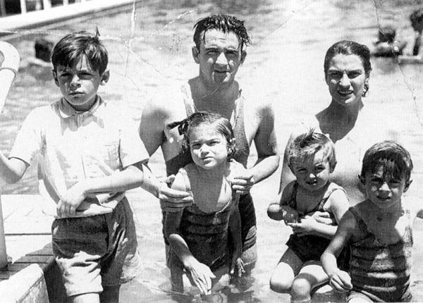 Ernesto, a la izquierda, con su familia