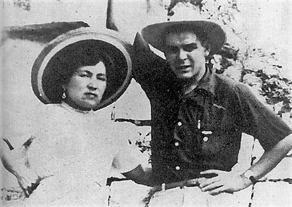 Hilda, su primera esposa, junto con Ernesto, poco después de la boda