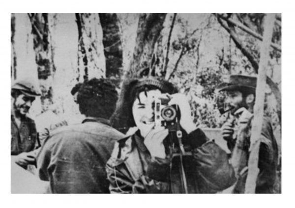 Tania, haciendo una foto en la selva de Bolivia, poco antes de morir. Detrás de ella, Ernesto