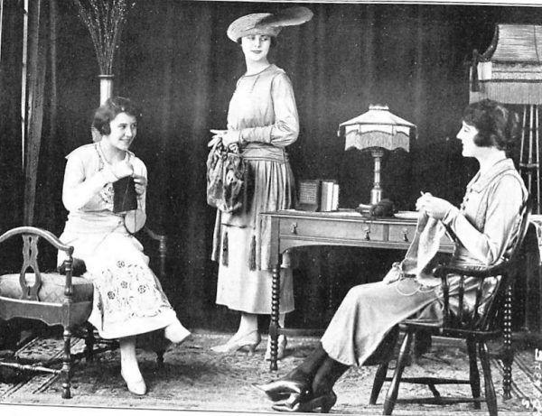 1918. La nueva moda del corse sin ballenas hizo felices a muchas mujeres, como estas señoritas que lo anunciaban en la revista Mundo Gráfico.