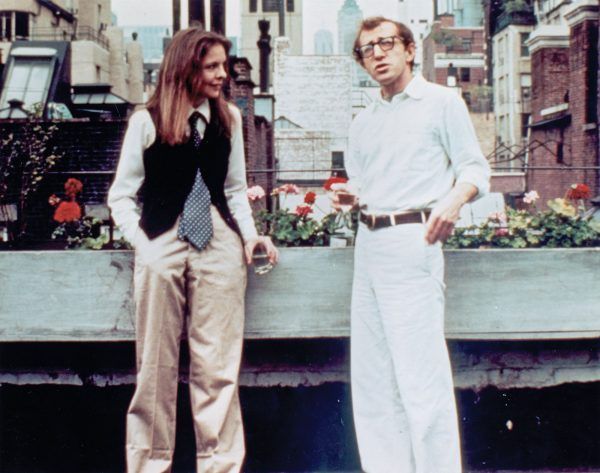 En Annie Hall, gracias a la que ganó un Oscar, y donde nos enamoró con su forma de vestir.