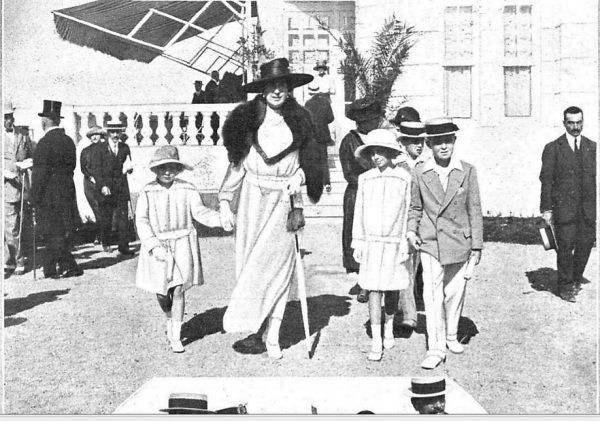 La reina con los infantes en San Sebastian.