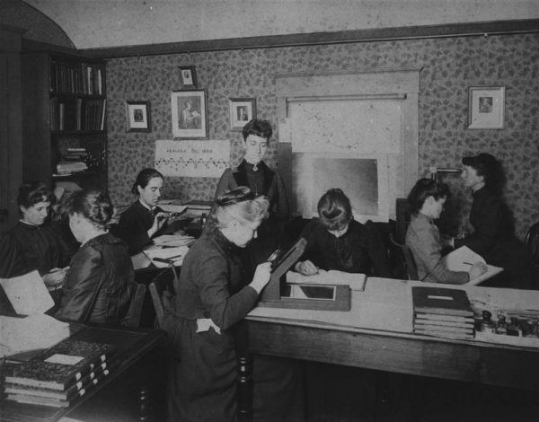 Las calculadoras de Pickering hacia 1890. De pie, Williamina Fleming y a su izquierda junto a la pared Antonia Maury. Dominio Público