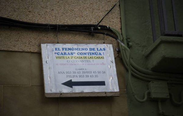 un-cartel-anuncia-visitas-en-la-nueva-casa-de-caras-de-belmez. Foto Fernando Ruso