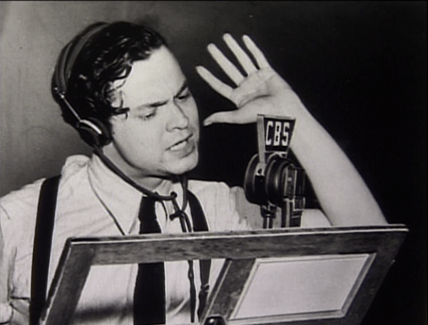 Orson Welles en su programa La guerra de los mundos