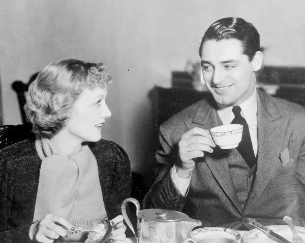 El actor Cary Grant desayunando junto a su esposa Virginia Cherrill 37968 Cary Grant ( English born film actor ) was taken to hospital in Hollywood and given emergency treatment for poisoning - Dr Cornell ( Grant's physician ) is stated to have said that the actor had taken deadly poison the effects of which were averted by the use of a stomach pump - the incident follows a quarrel between Cary Grant and his film actress wife Virginia Cherrill to whom he was married in London - after the quarrel Virginia Charrill left her husband's home and went home to her mother - photo shows Cary Grant and Virginia Cherrill at breakfast in their Hollywood home shortly before the quarrel October 5th 1934
