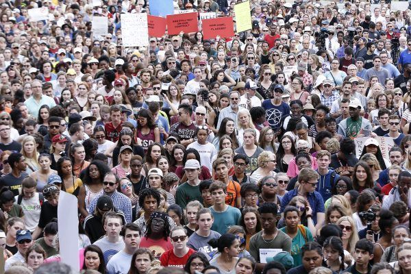 Activistas y estudiantes de la escuela Marjory Stoneman Douglas asisten a una manifestación en el edificio del Capitolio Estatal de Florida