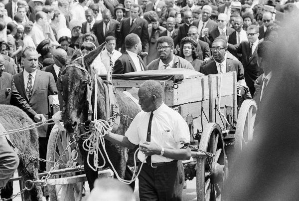La carreta con el féretro de Martin Luther King entre una multitud que se lamenta en