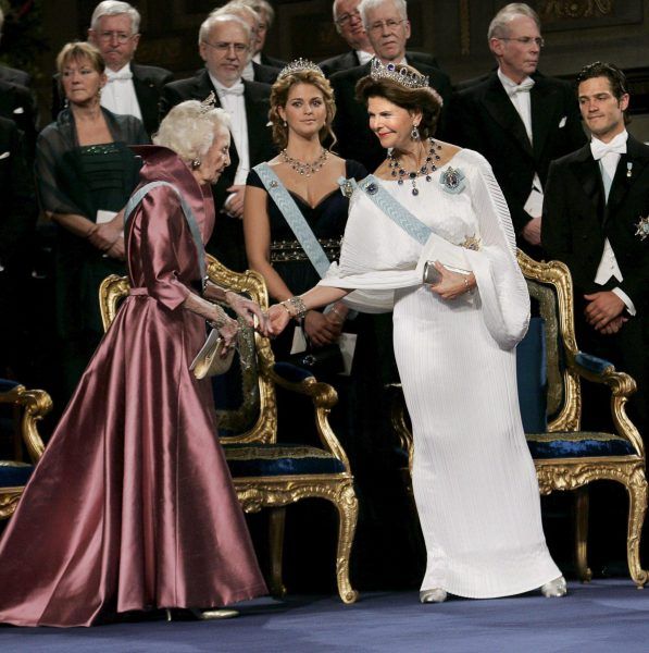 STC12 ESTOCOLMO (SUECIA), 10/12/2006.- La princesa Lilian de Suecia (i) y la reina Silvia (d), fotografiadas durante la ceremonia de entrega de los premios Nobel en el Konserthuset de Estocolmo, Suecia, hoy, domingo 10 de diciembre. EFE/Jonas Ekstroemer. PROHIBIDO SU USO EN SUECIA.