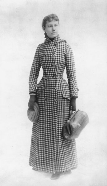 Nellie Bly con su abrigo y la maleta de mano que llevó consigo para el viaje