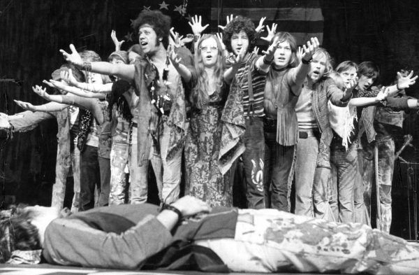 Illustreret tidende 5/99: Fra premieren på Hair i Cirkusbygningen med Jørgen Olsen som Claude (liggende forrest). Andre navne i musicalen var Eddie Skoller, Ina Loendahl, Sanne Salomonsen og Ann-Lisa. (Arkivfoto, marts 1971).